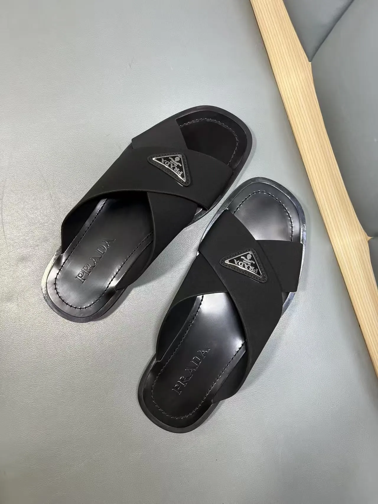 340💰PRADA Prada’s latest slippers are synchronized with the official website. This slipper is made of the brand’s unique and iconic Saffiano leather. The brand logo jumps out from the double straps, and the brand style is clearly visible. Cowhide gives men elegant charm and functional design, making it an ideal choice for vacation and leisure. Size:38-45